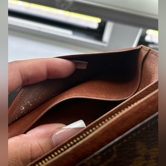 Authentic LV Wallet - Picture 7 of 10